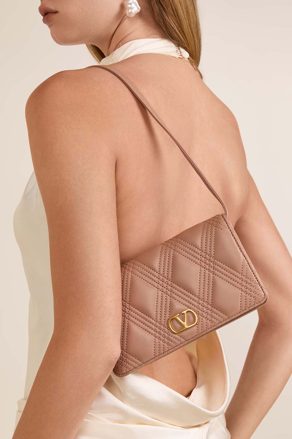 תמונת כל הלוק של תיק כתף קווילט 67